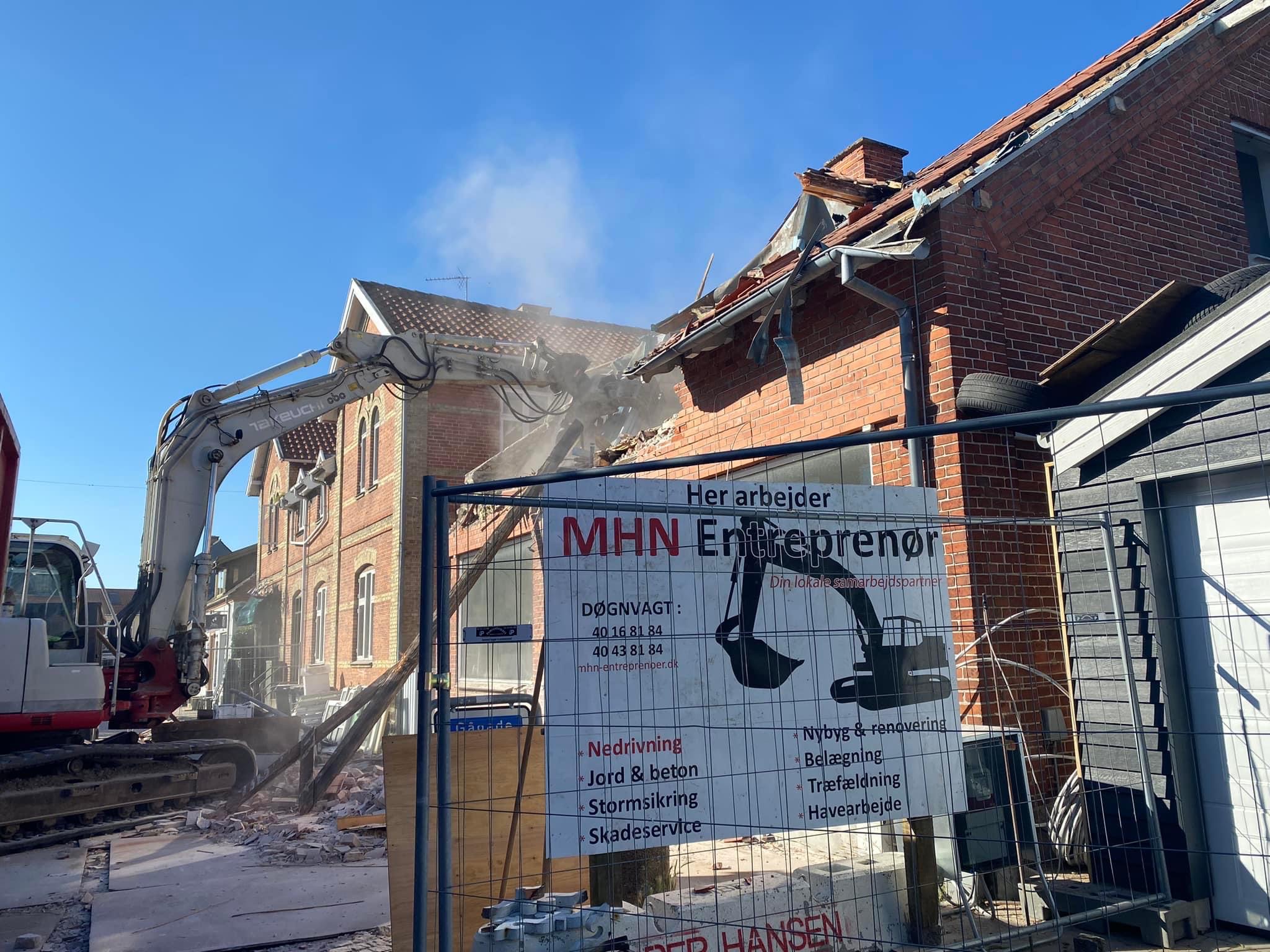 Tag delvist nedrevet på butiksbygning