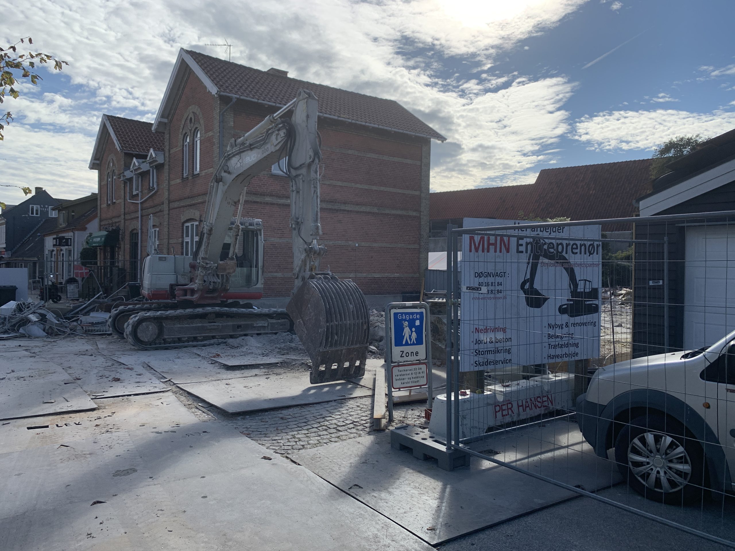MHN entreprenør skilt ved nedrevet boligblok